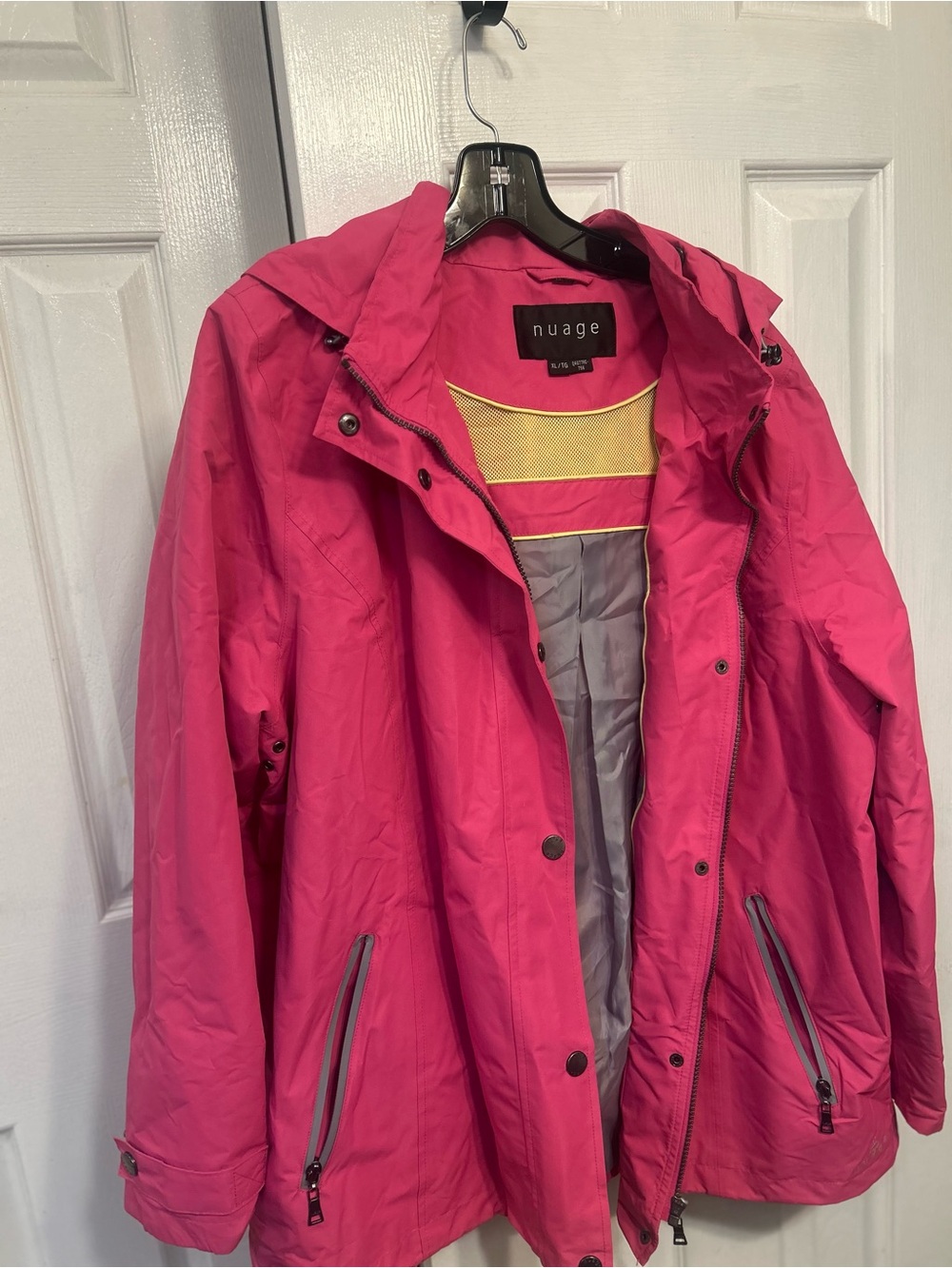 Nuage Women's Hooded rain Jacket in Hot Pink size XL